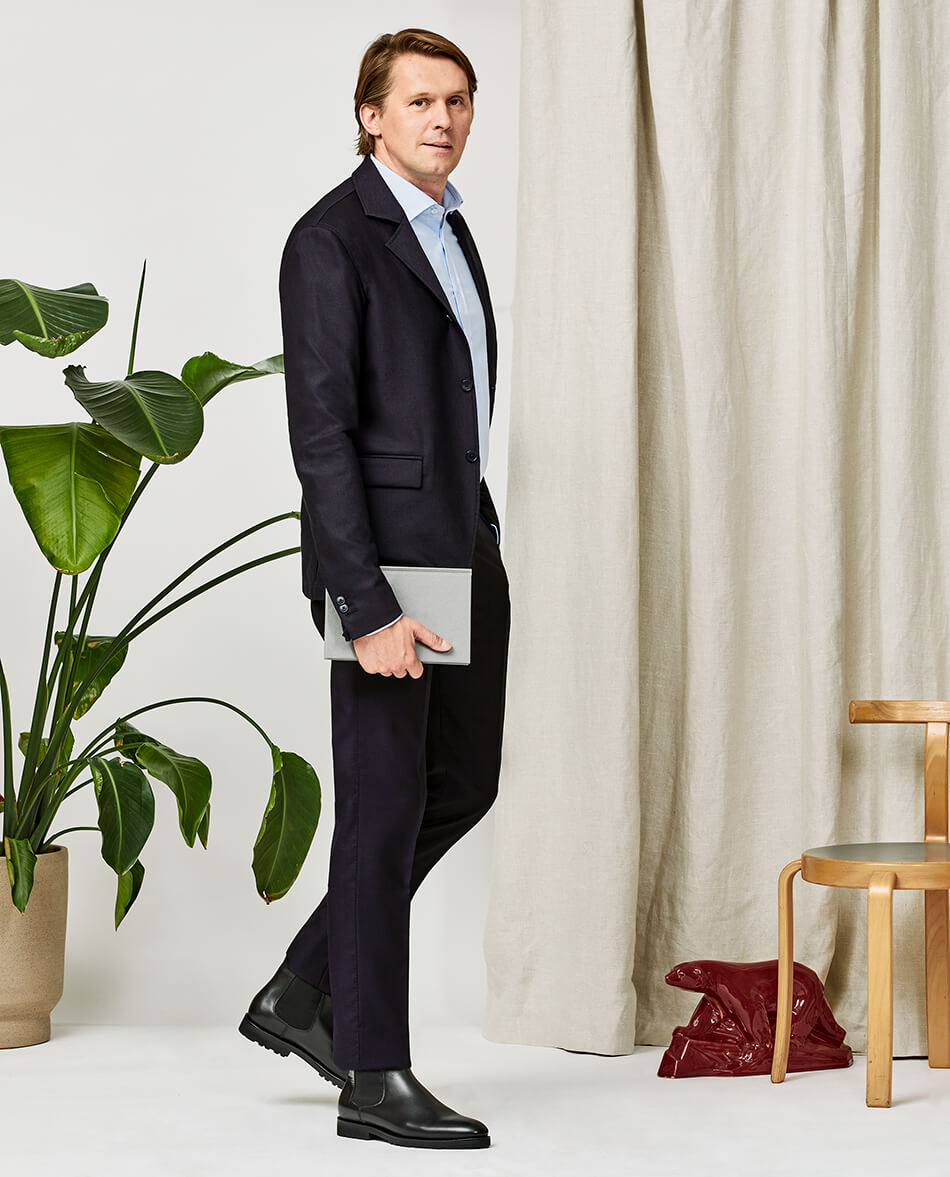 Midnight-blue-lightweight-suit-shirt-boot-fall-winter-2021-looksLook-11-by-Tom-1a35935610464b9d969de2f3aa4768f1